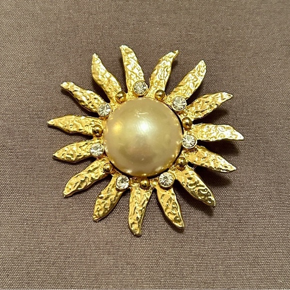 Vintage Sunburst Brooch Faux Pearl Center Pin Goldtone Textured Rays Crystals - Picture 6 of 10